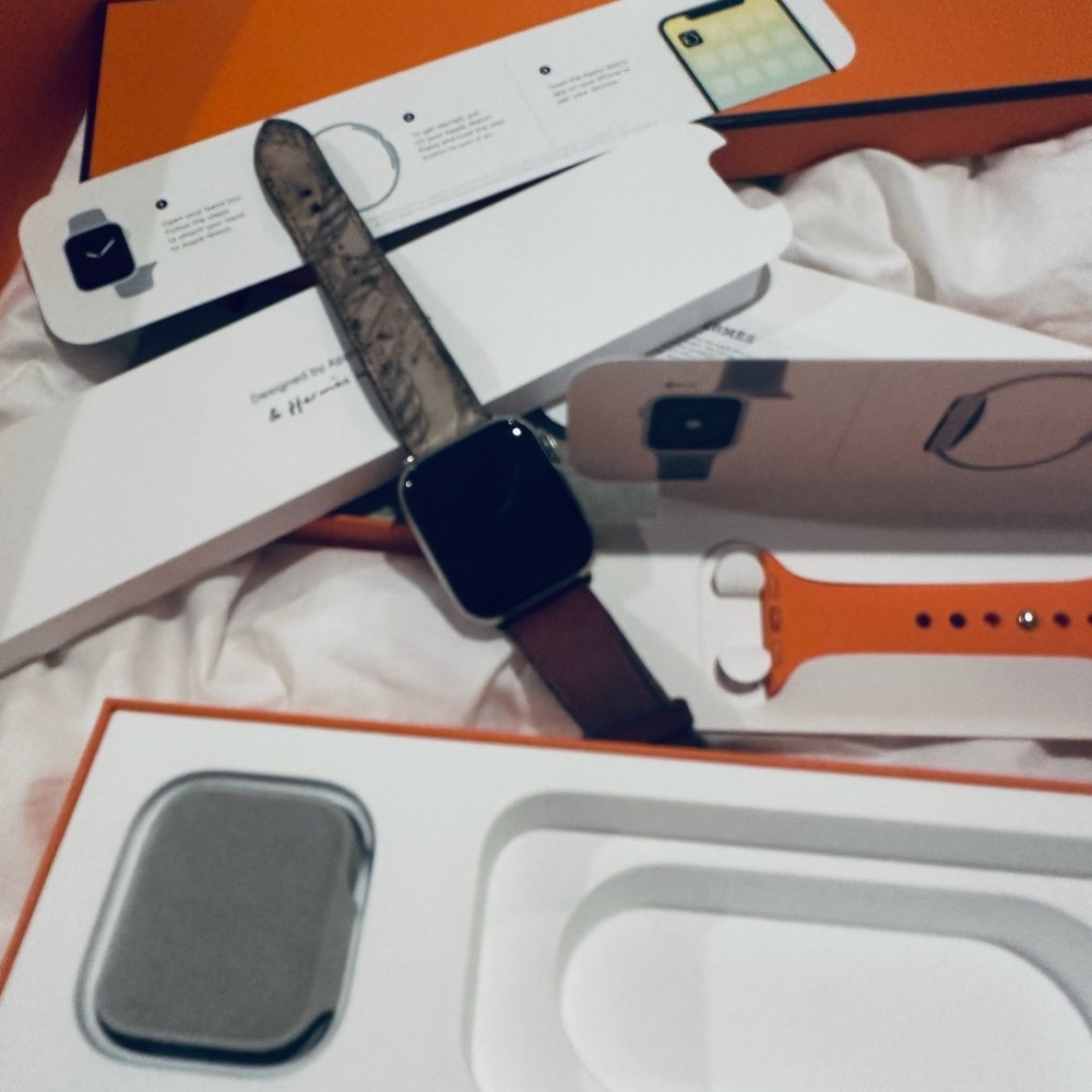Apple Watch- Hermes Version Series 5 - image 1